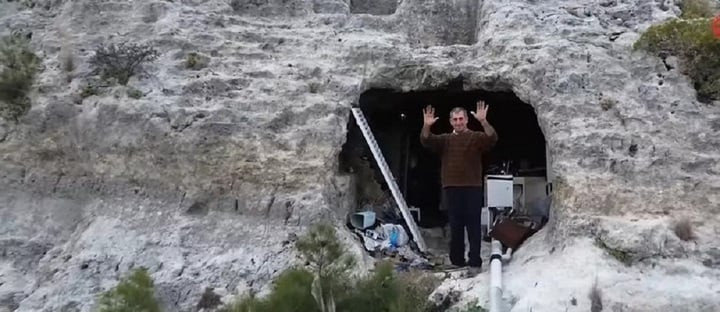 Lối sống đặc biệt của Ali khiến mọi người đặt cho anh biệt danh