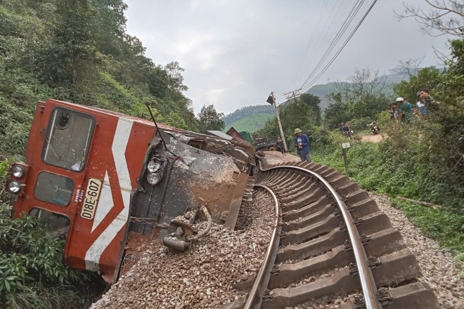 Tàu hàng trật bánh vì húc trúng ô tô tải ở Hà Tĩnh