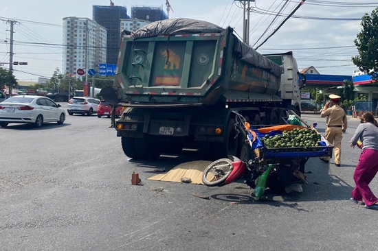 Va chạm xe đầu kéo trên quốc lộ 51, người phụ nữ tử vong thương tâm