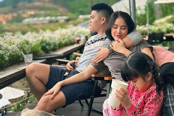 Giữa đồn đoán về phát ngôn ẩn ý, Lê Phương cùng ông xã có động thái này