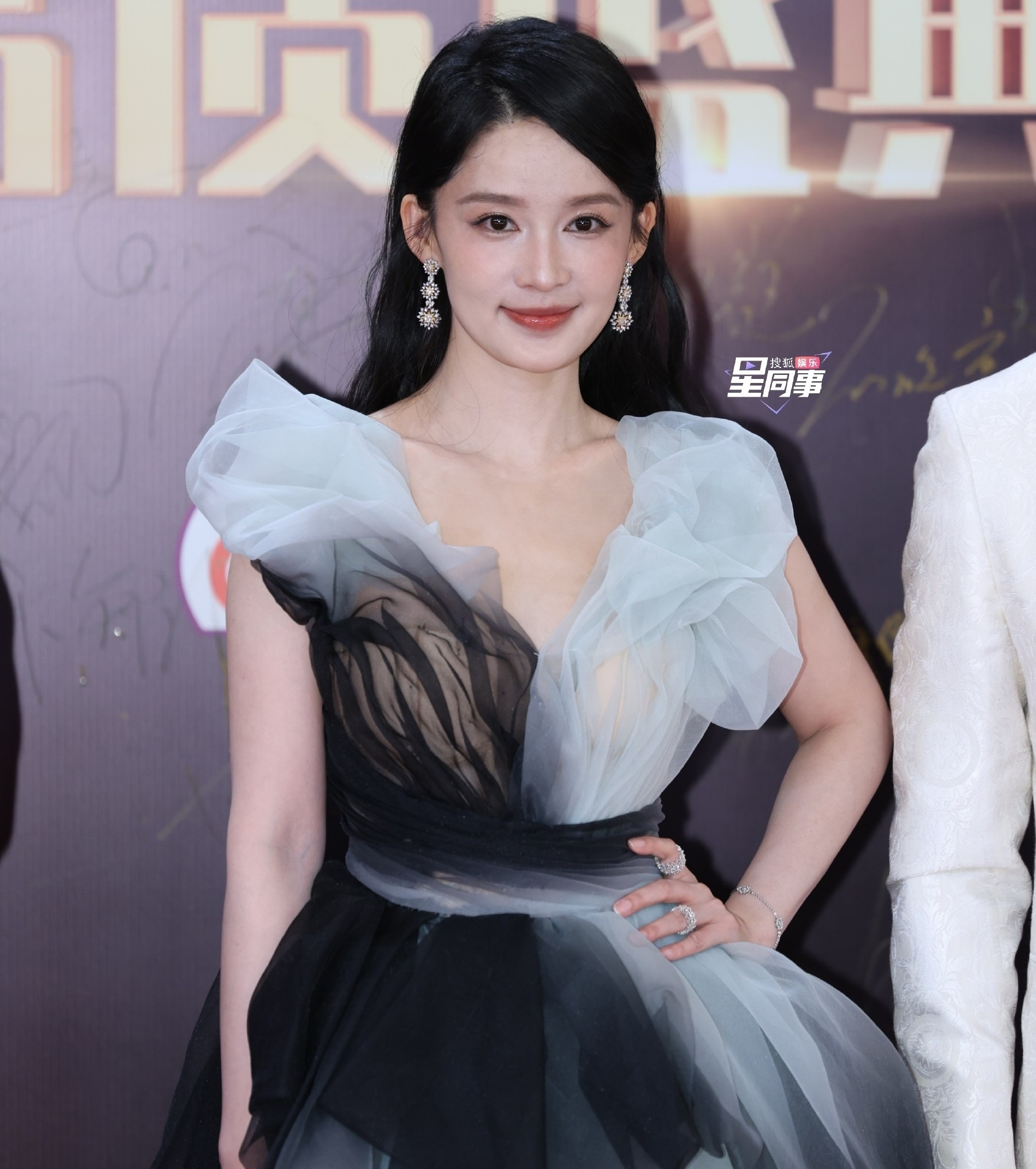 Lưu Diệc Phi đẹp tới mức nhân viên phải thốt lên kinh ngạc ảnh 13