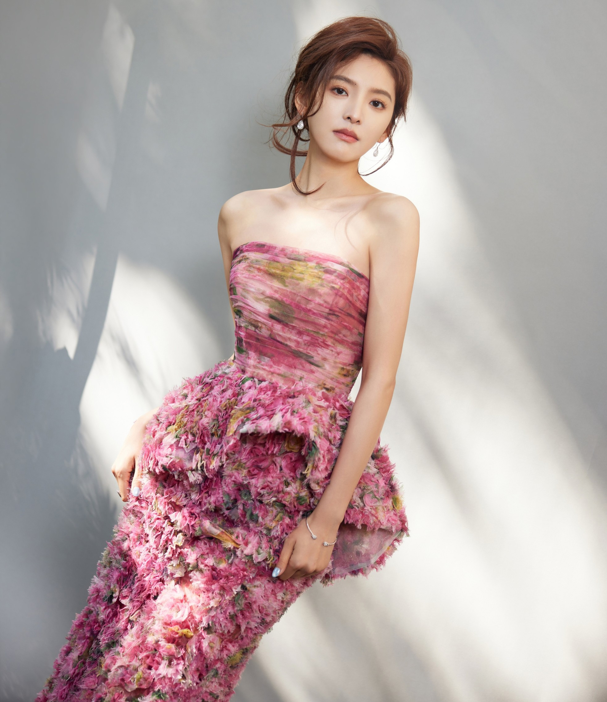 Lưu Diệc Phi đẹp tới mức nhân viên phải thốt lên kinh ngạc ảnh 10