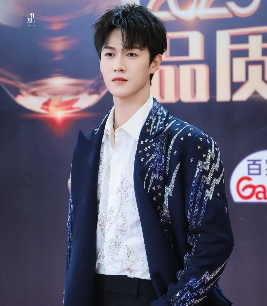 Lưu Diệc Phi đẹp tới mức nhân viên phải thốt lên kinh ngạc ảnh 20