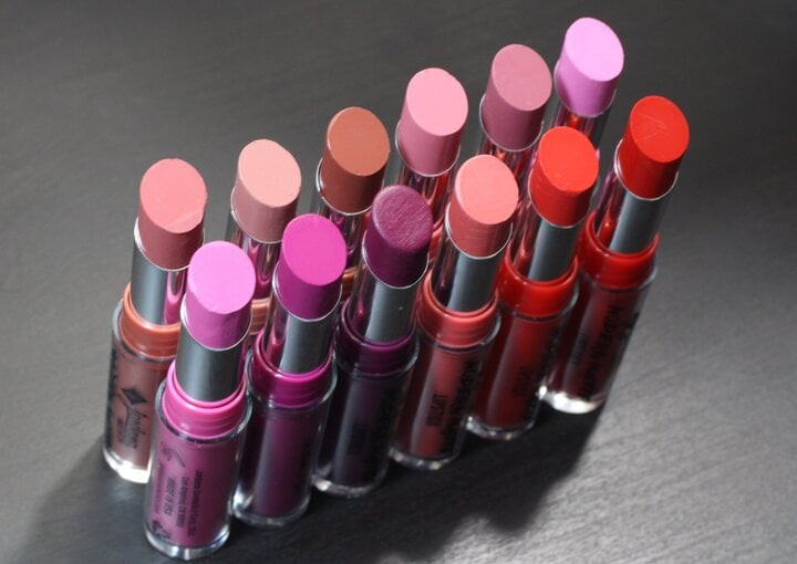 Loại son mà bạn sử dụng cũng ảnh hưởng rất nhiều đến độ bền màu và sự mềm mại của môi. (Ảnh: Blogspot)