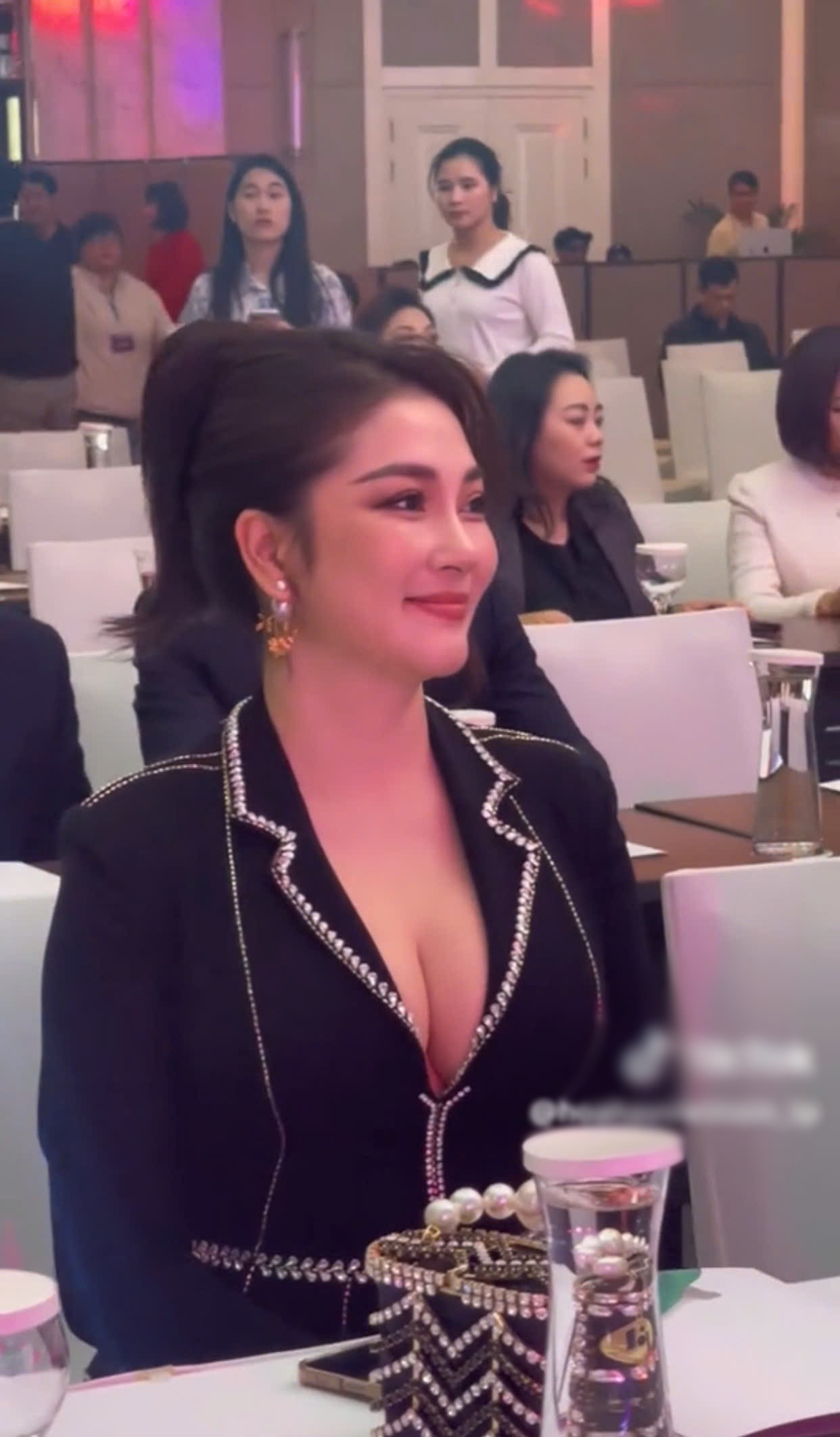 Nguyễn Thị Huyền khoe ngực khủng chặt đẹp một đàn em kém 17 tuổi khi đứng cạnh