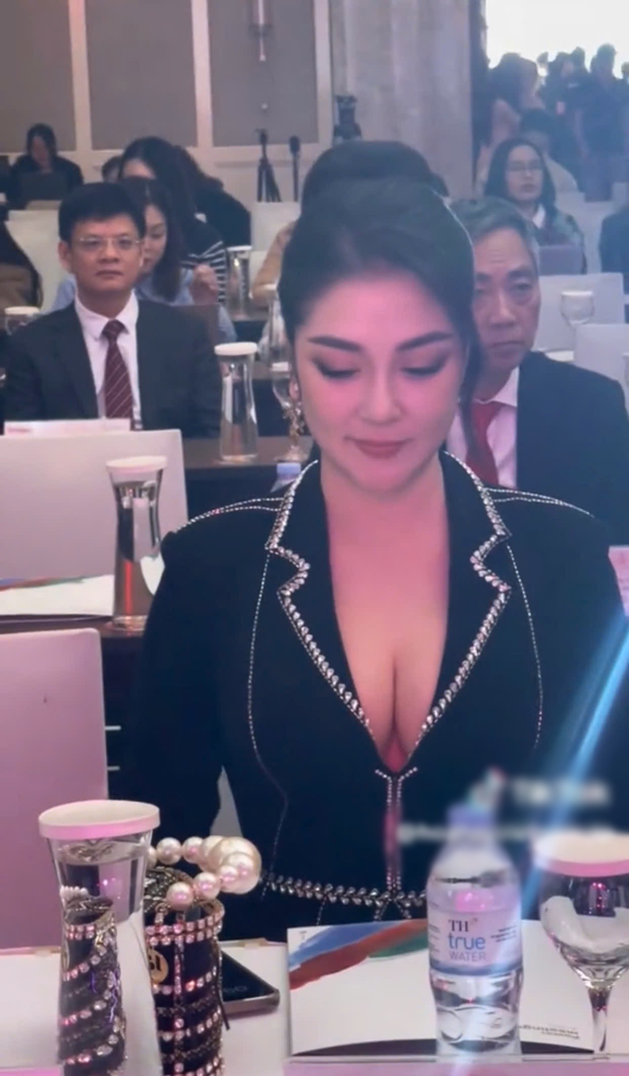 Nguyễn Thị Huyền khoe ngực khủng chặt đẹp một đàn em kém 17 tuổi khi đứng cạnh