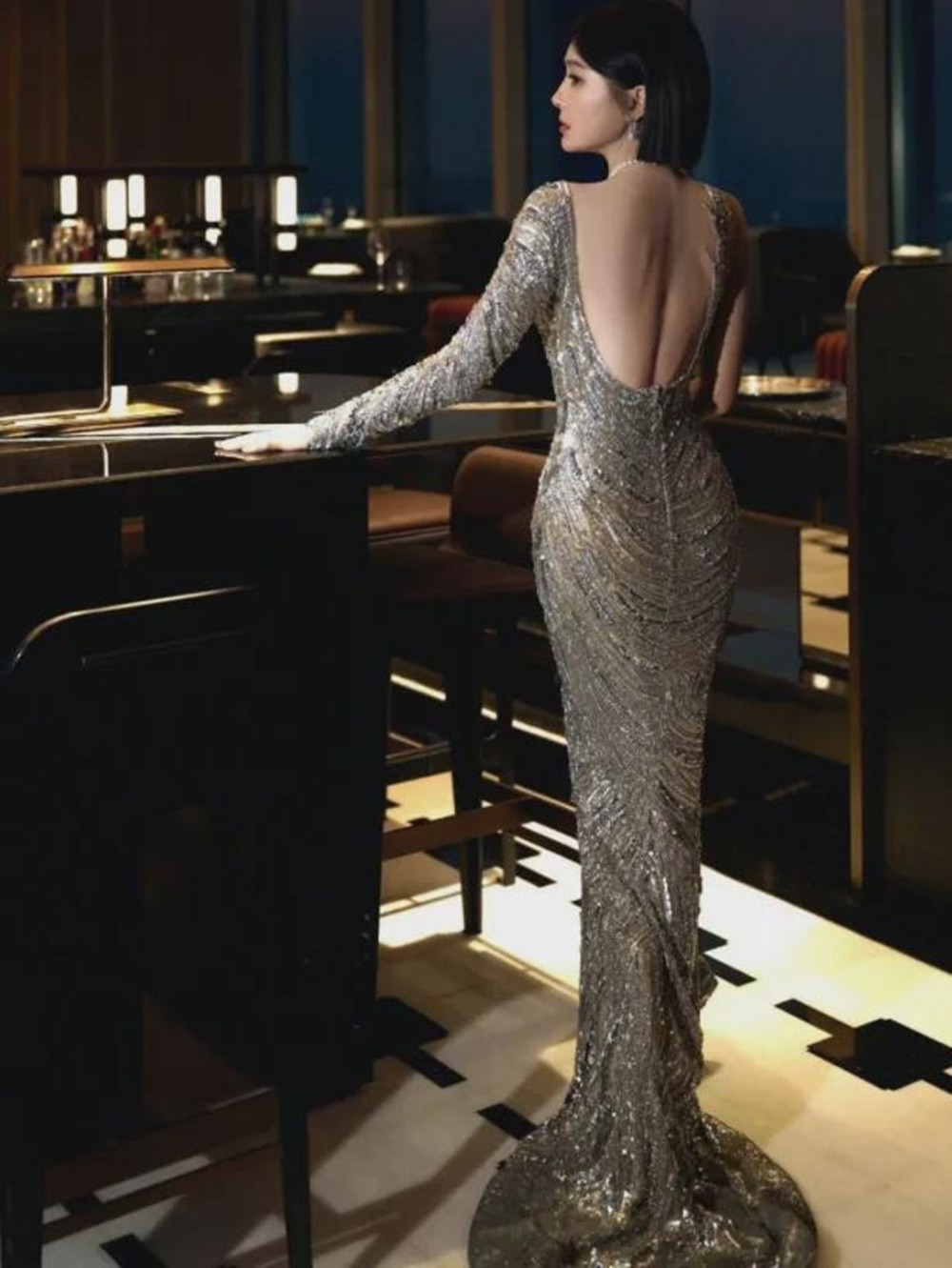 Phú sát hoàng hậu Tần Lam U50 sở hữu sắc vóc đẹp miễn chê