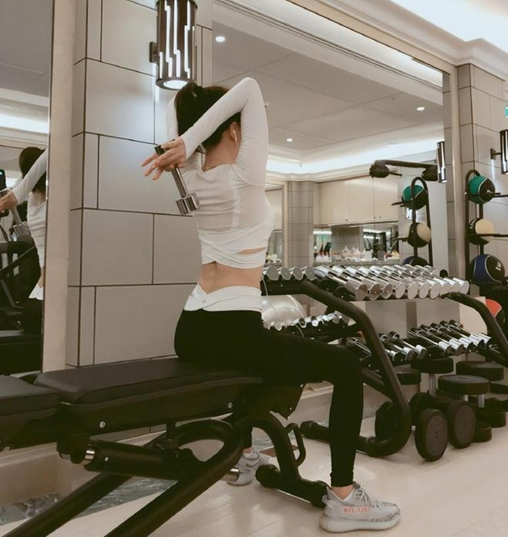 Phú sát hoàng hậu Tần Lam U50 sở hữu sắc vóc đẹp miễn chê