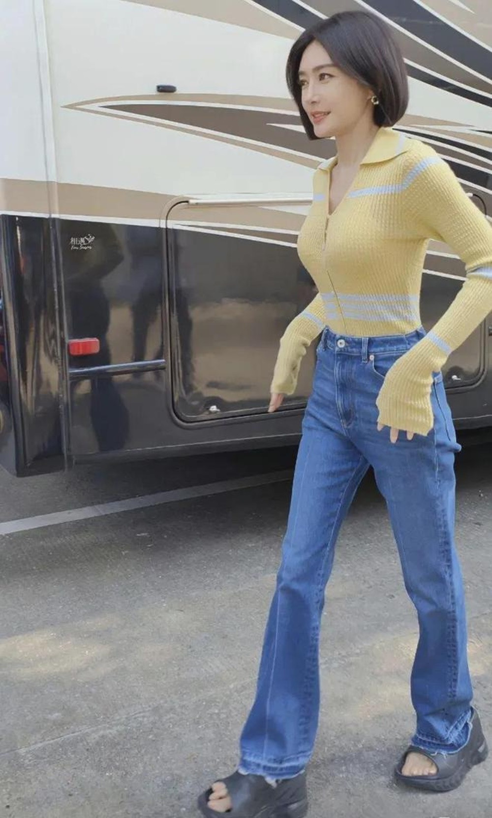 Phú sát hoàng hậu Tần Lam U50 sở hữu sắc vóc đẹp miễn chê