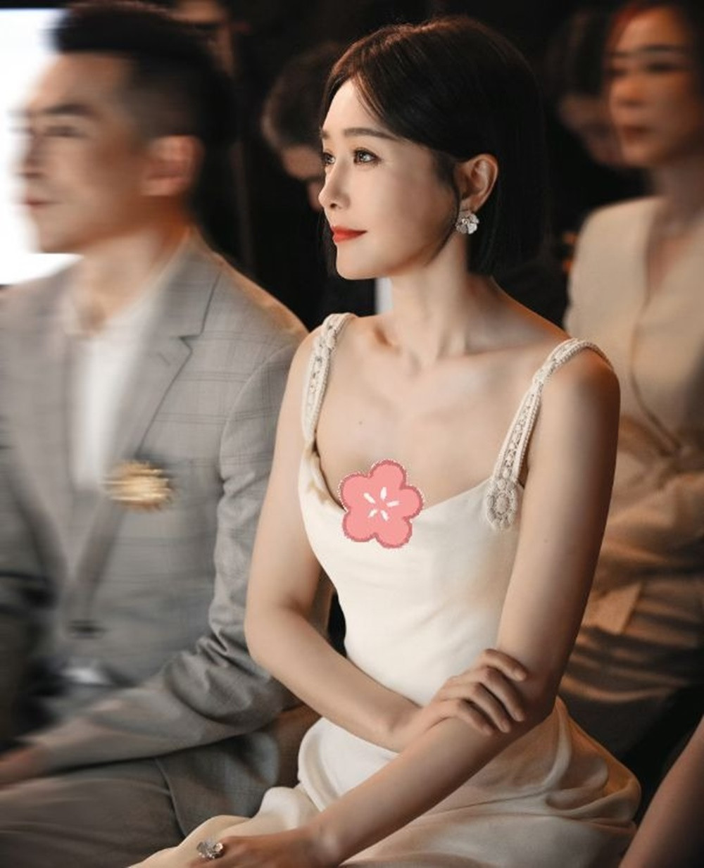 Phú sát hoàng hậu Tần Lam U50 sở hữu sắc vóc đẹp miễn chê