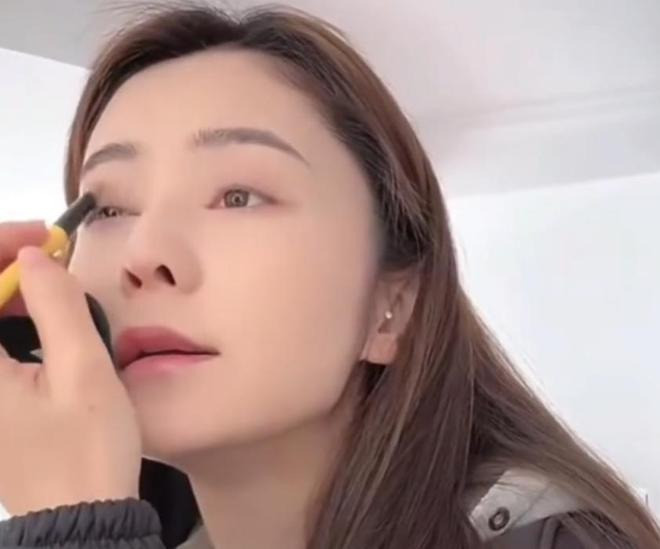 Vợ Lâm Phong gây tranh cãi về thái độ