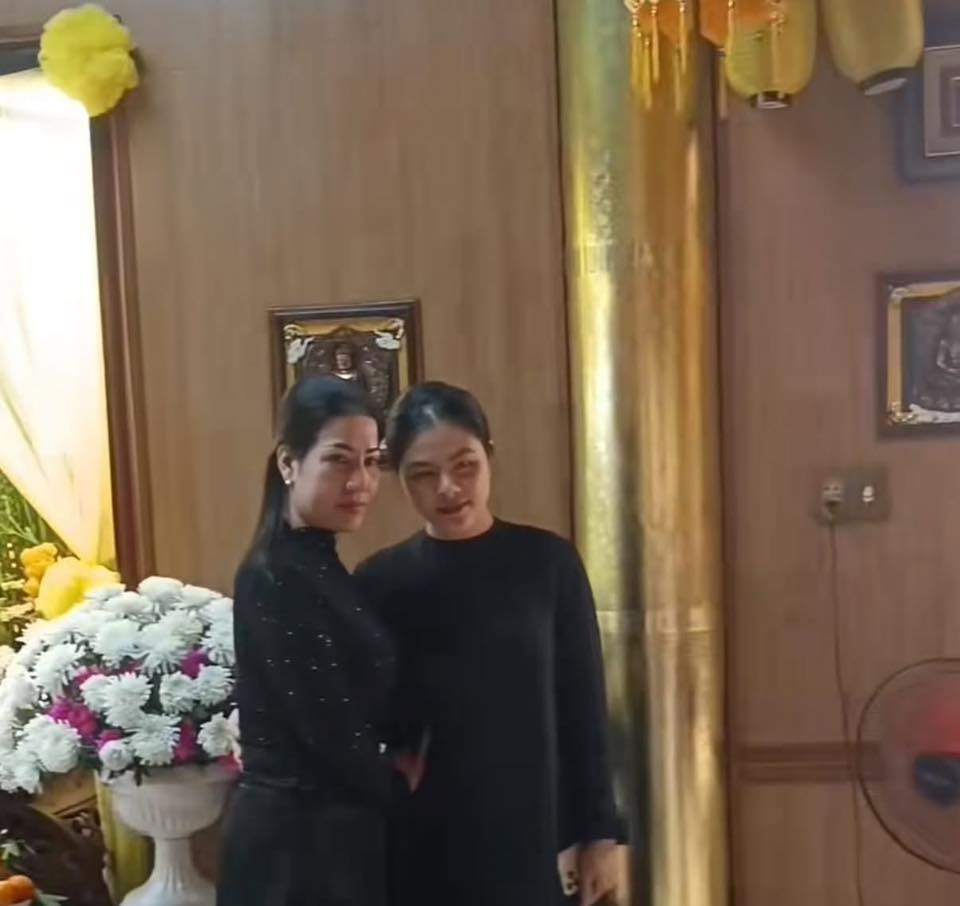 Xúc động khoảnh khắc Vân Trang đến cúng cơm thất cho Quý Bình