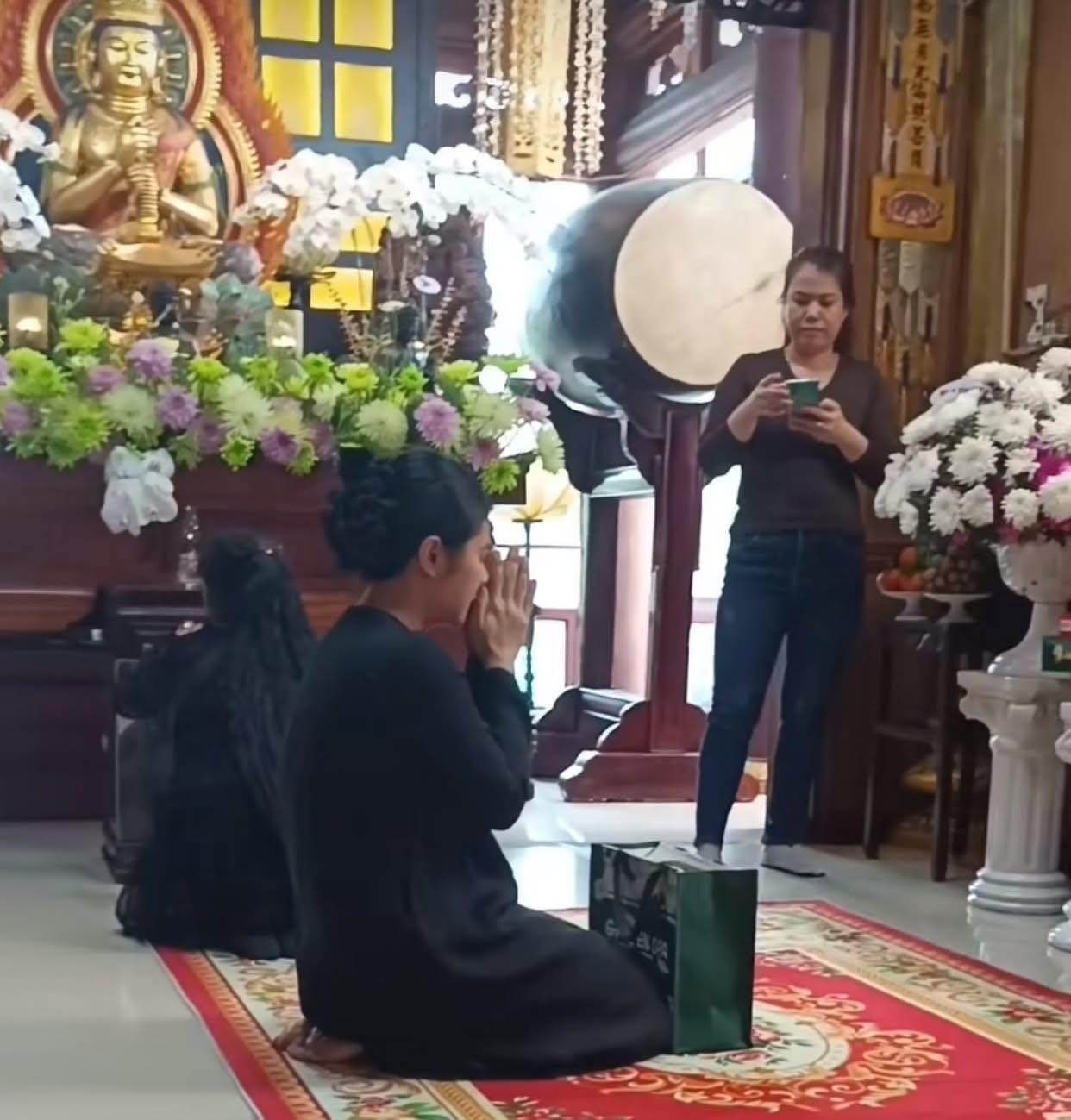 Xúc động khoảnh khắc Vân Trang đến cúng cơm thất cho Quý Bình