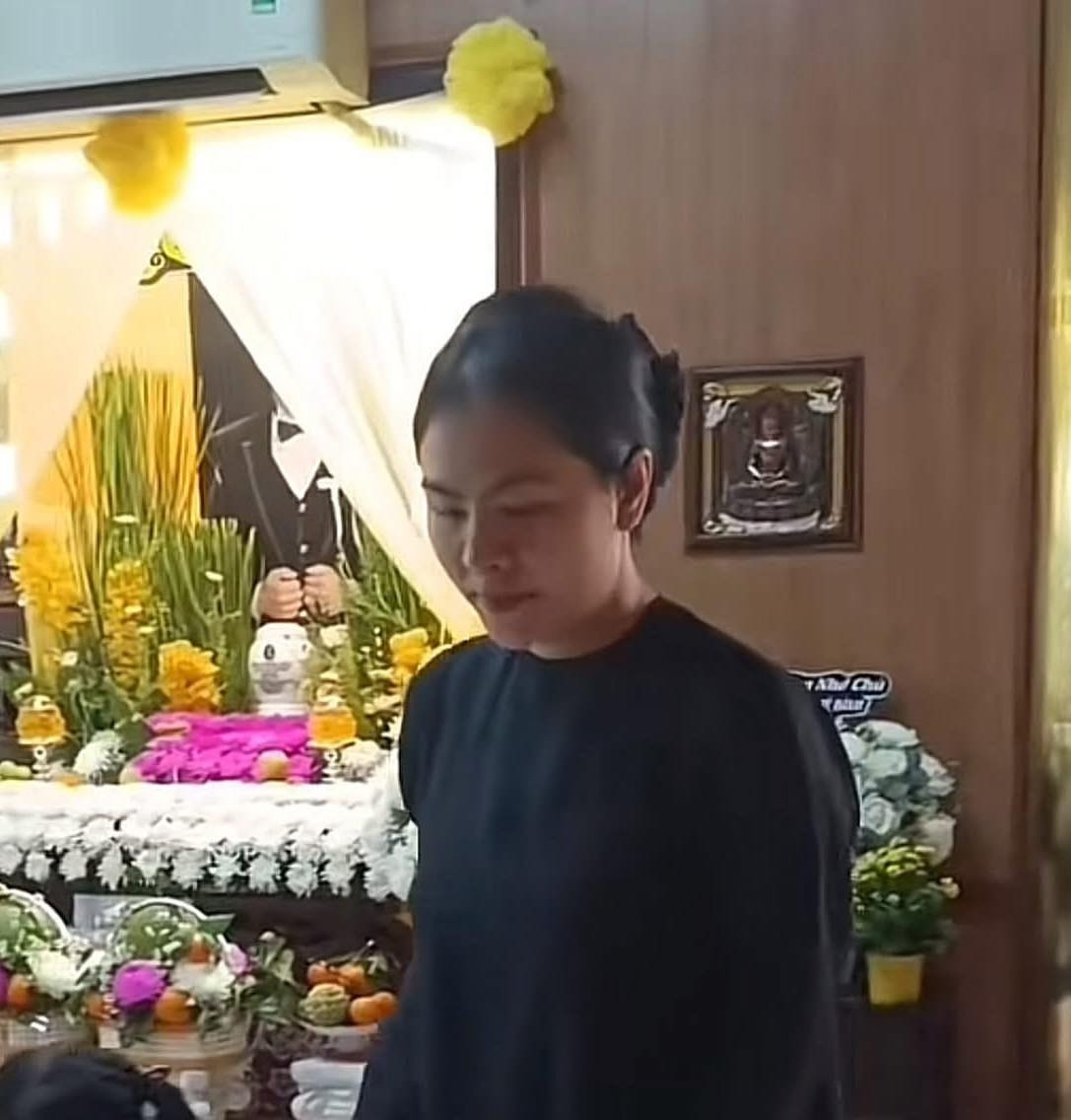 Xúc động khoảnh khắc Vân Trang đến cúng cơm thất cho Quý Bình