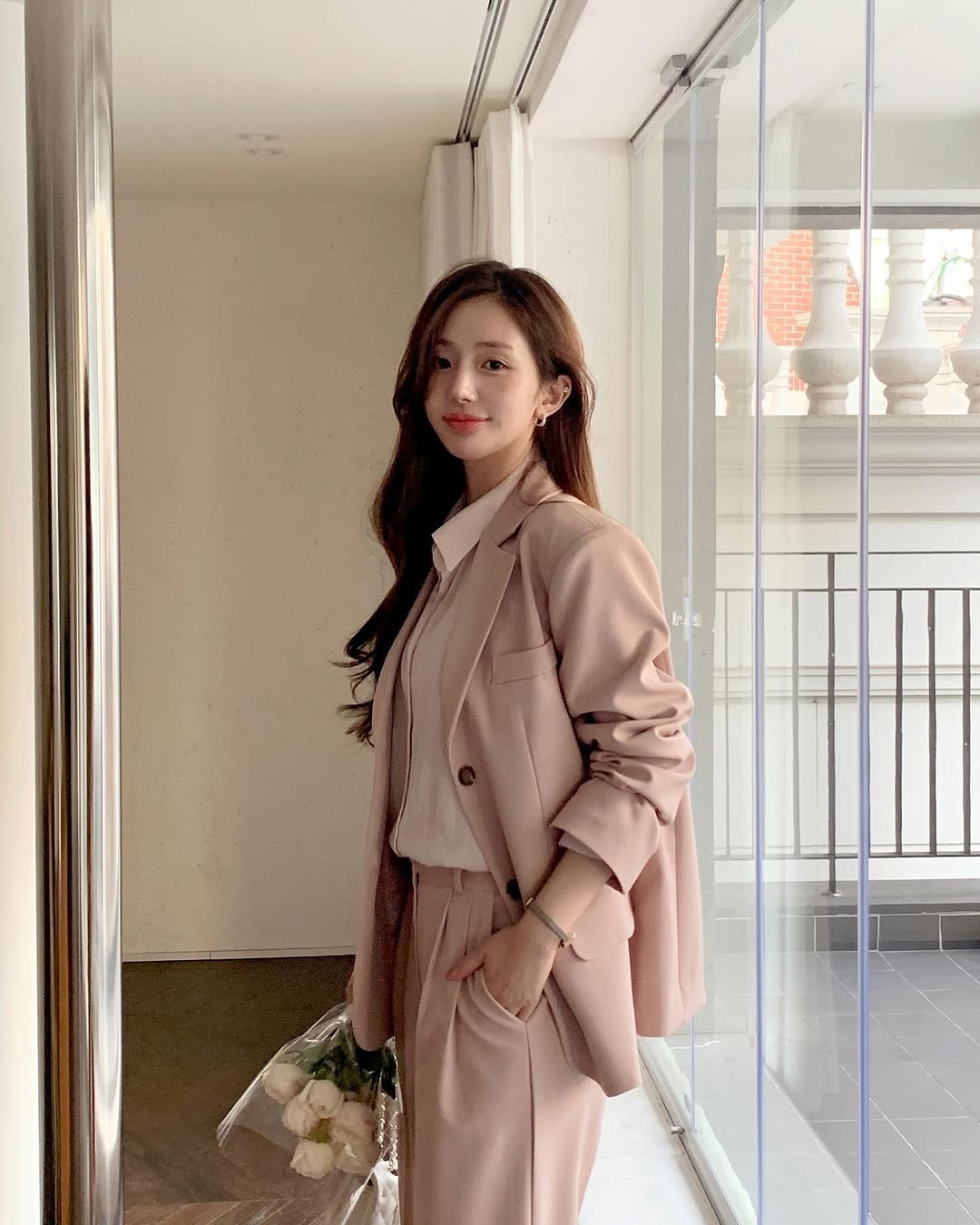 4 tuyệt chiêu giúp trang phục công sở phóng khoáng và thời thượng hơn- Ảnh 9.