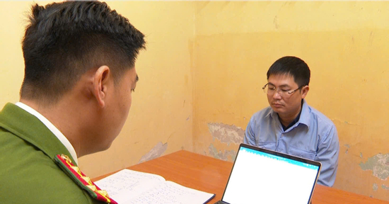 Bắt 2 chủ tịch phường và nhiều cán bộ ở Hà Nội vì nhận hối lộ