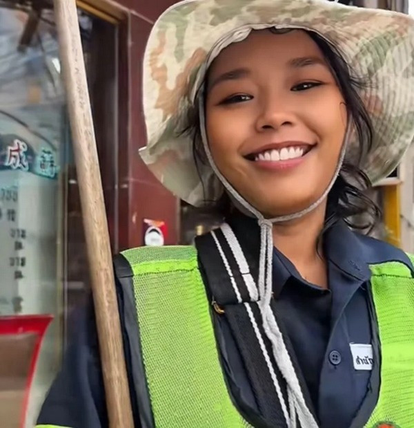 Cô gái quét đường ở Thái bất ngờ nổi tiếng vì xinh rạng ngời, được mời làm mẫu ảnh 2