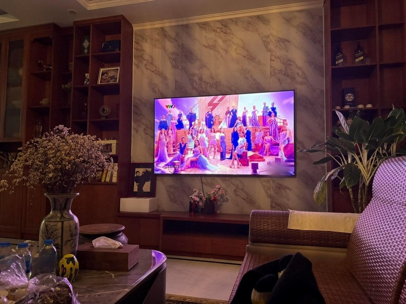 Phòng khách được thiết kế đơn giản nhưng hiện đại, sang trọng và ấm cúng. Đây là không gian sinh hoạt chung của gia đình mỗi khi rảnh rỗi.