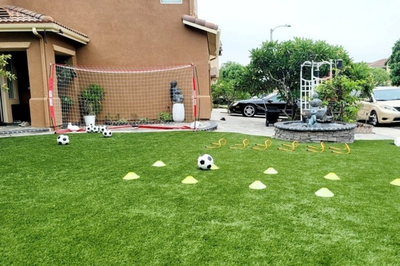 Bên trong biệt thự, Thu Phương cũng thiết kế một sân vườn rộng rãi đủ để cho các con chơi đùa thoải mái.