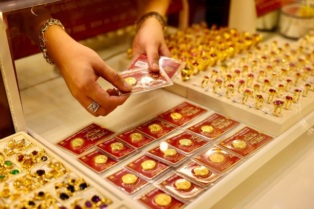 Giá vàng tăng vù vù, nhiều người ngậm ngùi hoãn cưới ảnh 1