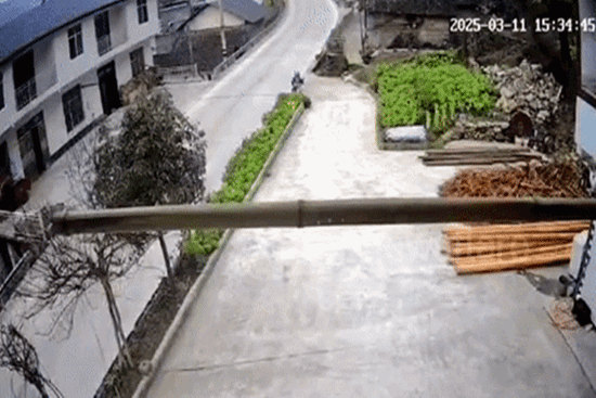 Nam biker thoát chết thần kỳ sau cú va chạm bay xa hàng chục mét