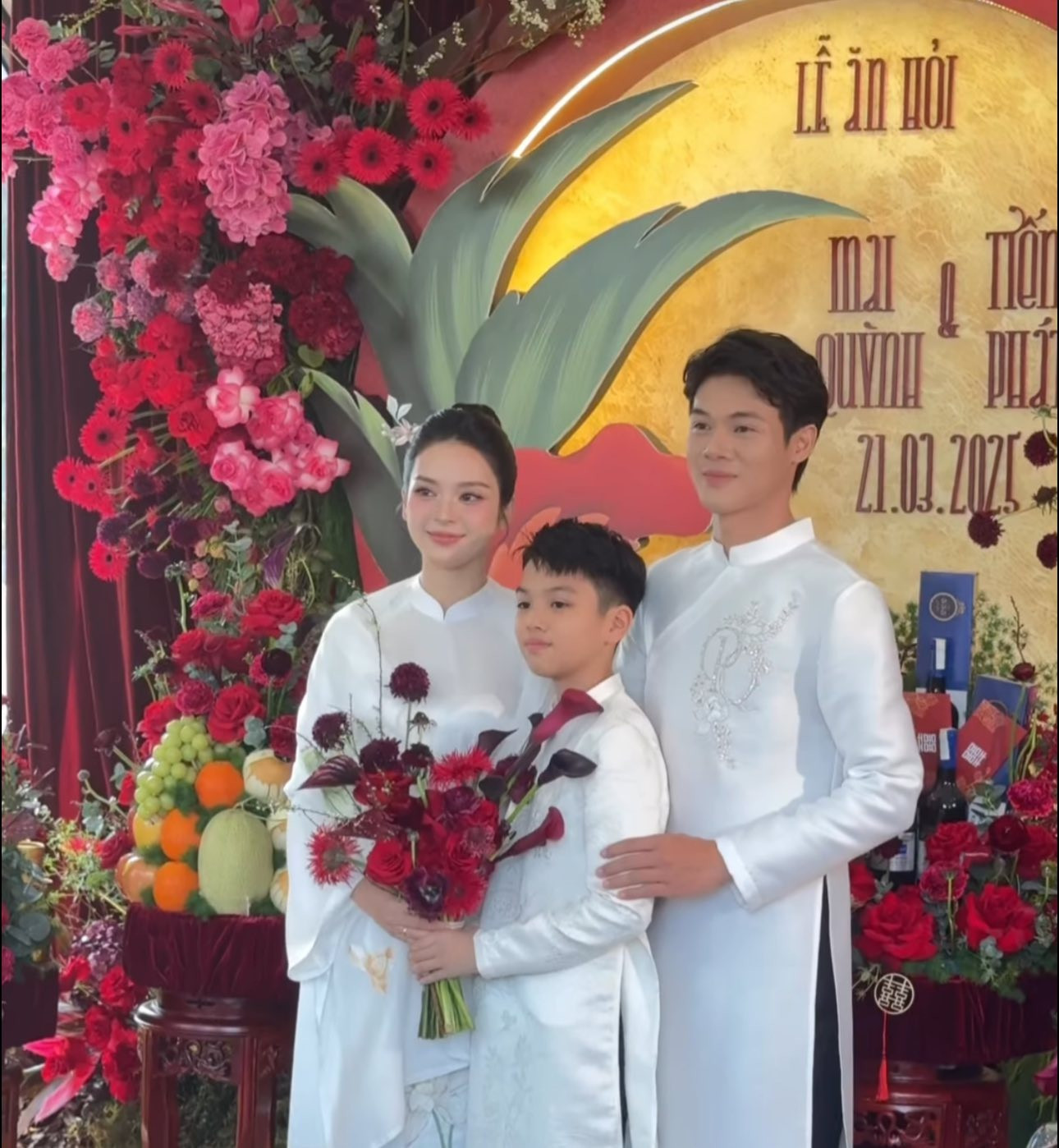 Quỳnh Lương lộ vòng 2 lớn thấy rõ liên tục làm 1 hành động để che chắn