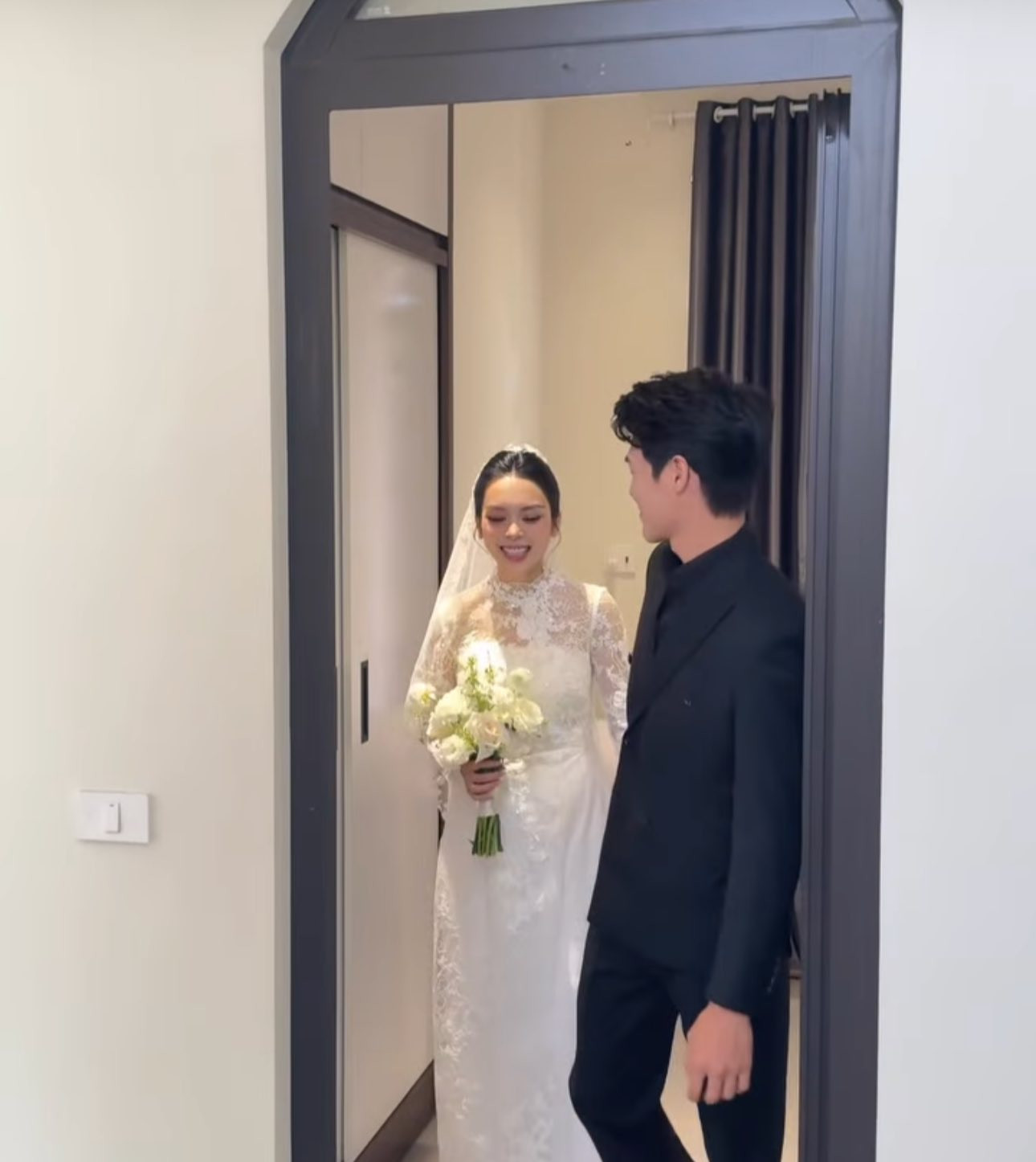 Quỳnh Lương lộ vòng 2 lớn thấy rõ liên tục làm 1 hành động để che chắn