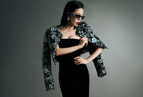 Sắc vóc gợi cảm của Lệ Quyên ở tuổi 44