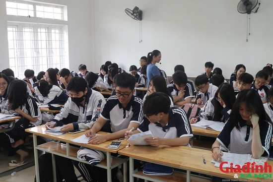 Học sinh vật vã đăng ký các kỳ thi riêng vào đại học