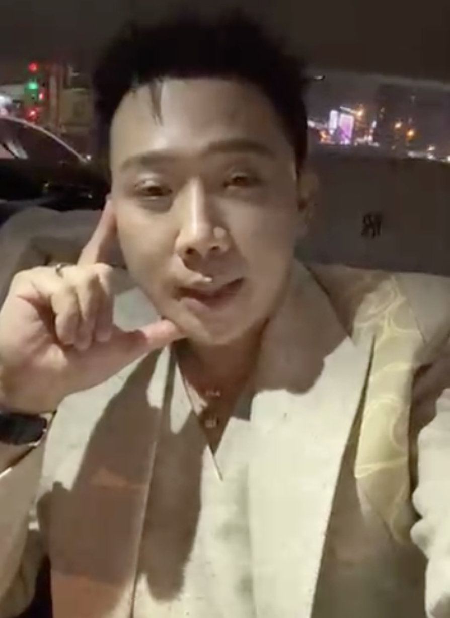 Ngã ngửa khoảnh khắc sao hạng A Trấn Thành Trường Giang đi xe ôm đến sự kiện