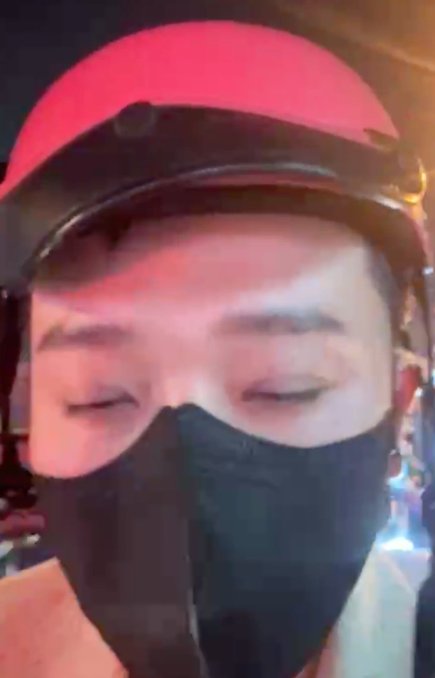 Ngã ngửa khoảnh khắc sao hạng A Trấn Thành Trường Giang đi xe ôm đến sự kiện