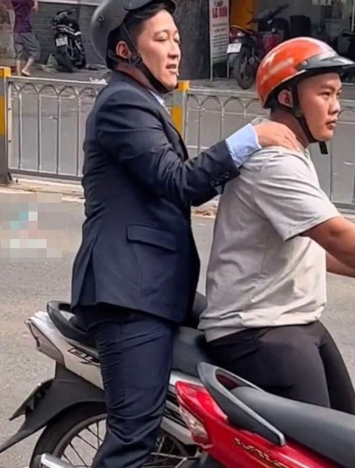 Ngã ngửa khoảnh khắc sao hạng A Trấn Thành Trường Giang đi xe ôm đến sự kiện