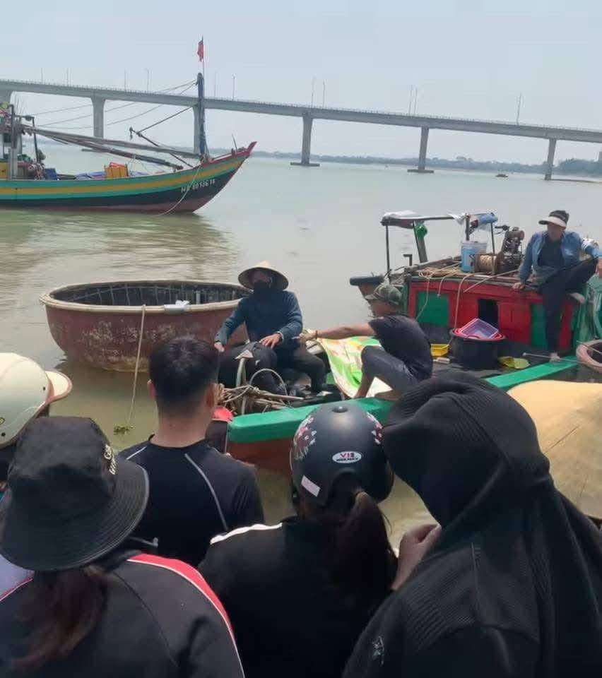 Ngư dân kịp thời cứu nam thanh niên nhảy cầu tự vẫn- Ảnh 2.