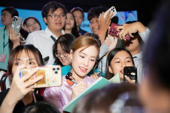 Toan tính của Hoàng Thùy Linh