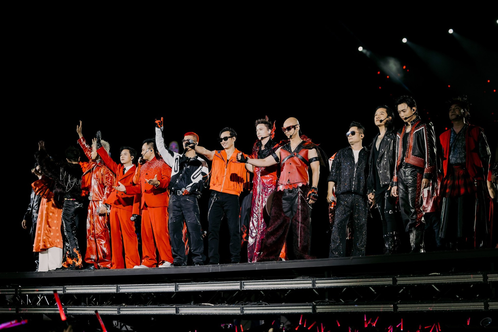 Dàn anh tài khoe cơ bụng 6 múi, tạo kỷ lục ảnh 3