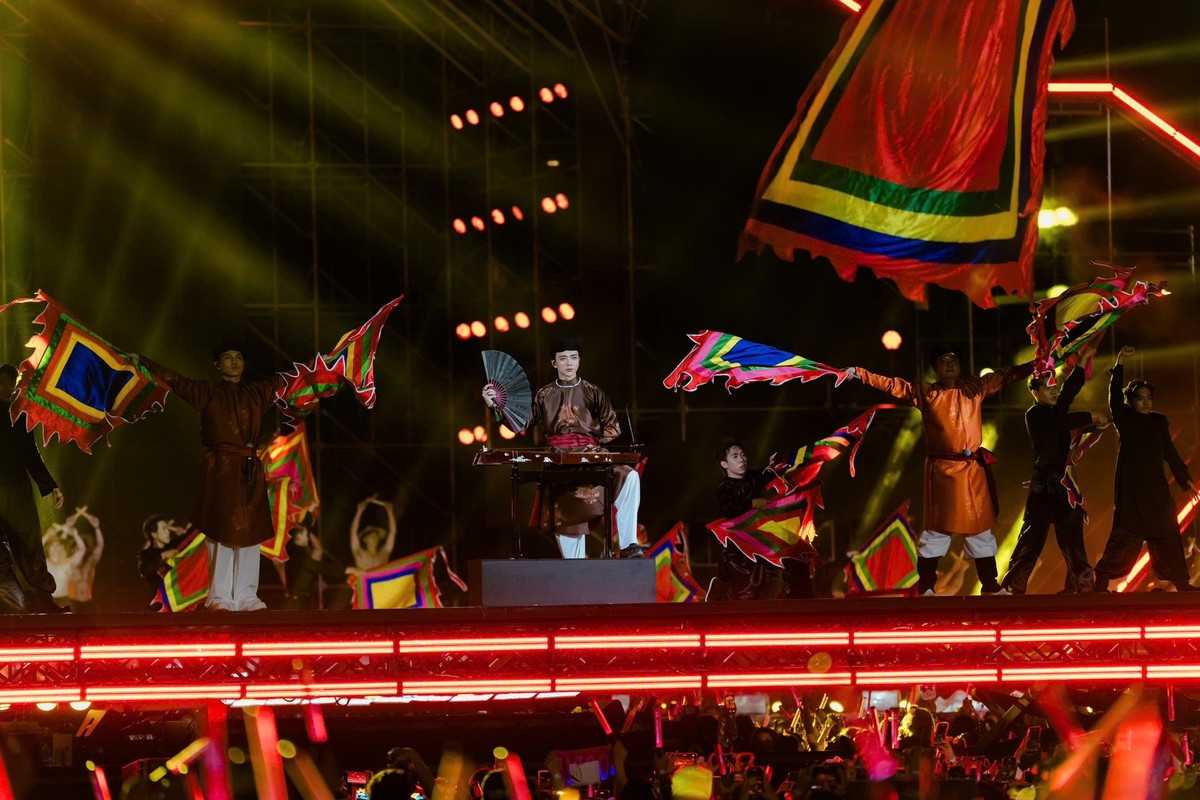 Dàn anh tài khoe cơ bụng 6 múi, tạo kỷ lục ảnh 12