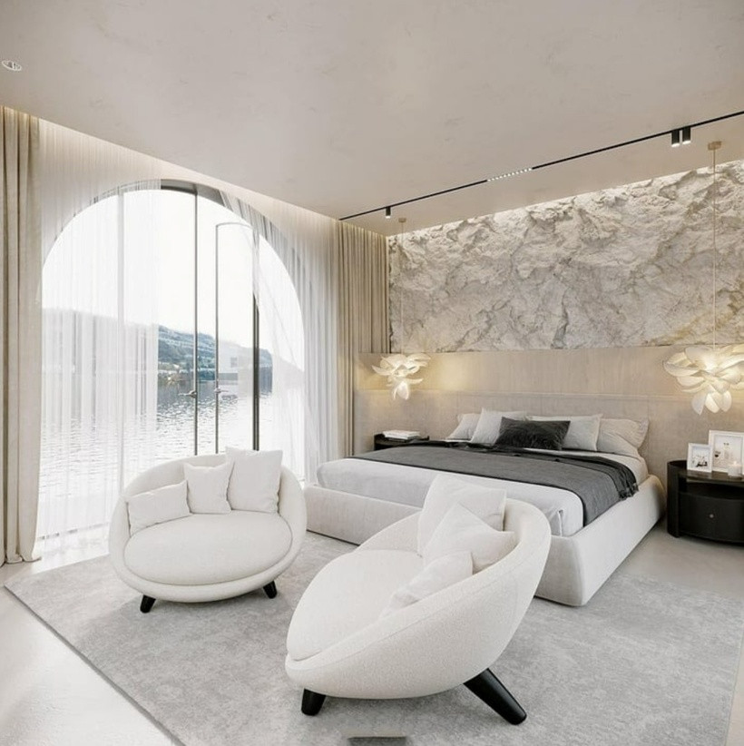 Không gian phòng ngủ thoáng đãng, có view hồ mát mẻ và cửa lớn giúp đón ánh sáng tự nhiên.