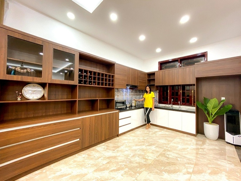 Phòng bếp được sắp xếp gọn gàng và thoáng đãng, trang bị các thiết bị hiện đại. Không gian bếp là nơi H’Hen Niê yêu thích nhất.