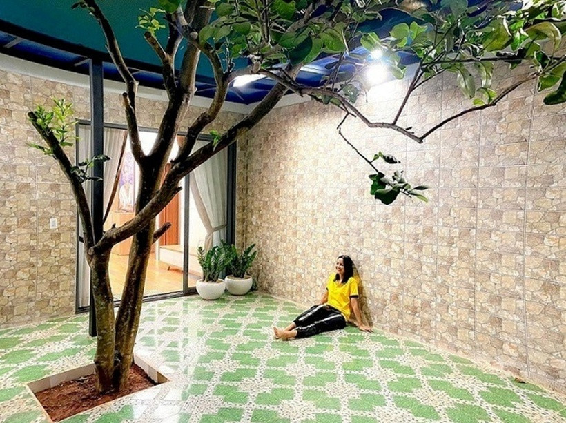 Phía ngoài là không gian mở để gia đình Hoa hậu H'Hen Niê có thể bày biện tiệc tùng khi cần thiết, cũng là nơi cô thường tập thể dục.