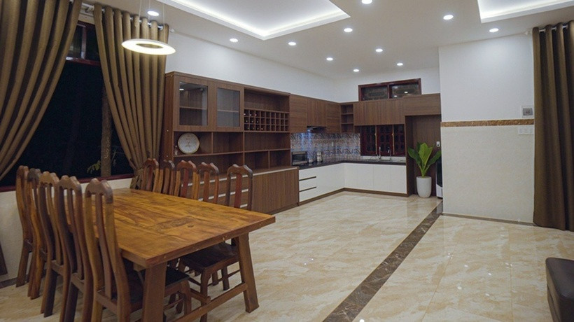 Cạnh khu bếp, H’Hen Niê đặt một bàn gỗ dài để làm nơi gia đình ăn uống.