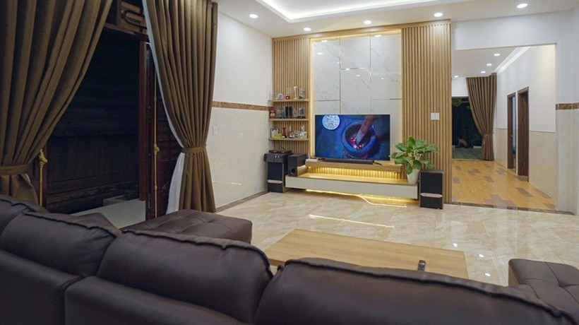 Đặc biệt, trong căn nhà có cánh cửa đã được làm từ một cây được trồng trên rẫy nhà, khi đó làm nhà không đủ tiền nên ba cô đã đốn cây về làm cửa. Do đó, H'Hen Niê quyết định giữ lại cánh cửa cũ, dù người chủ thầu khuyên thay cửa mới trong nhà sẽ đẹp hơn nhưng cô nhất định không chịu.