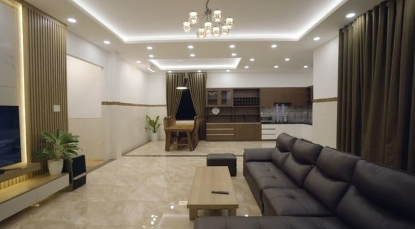 Căn nhà này được xây dựng theo phong cách hiện đại, với không gian mở, nối dài tạo cảm giác rộng rãi và thoải mái.