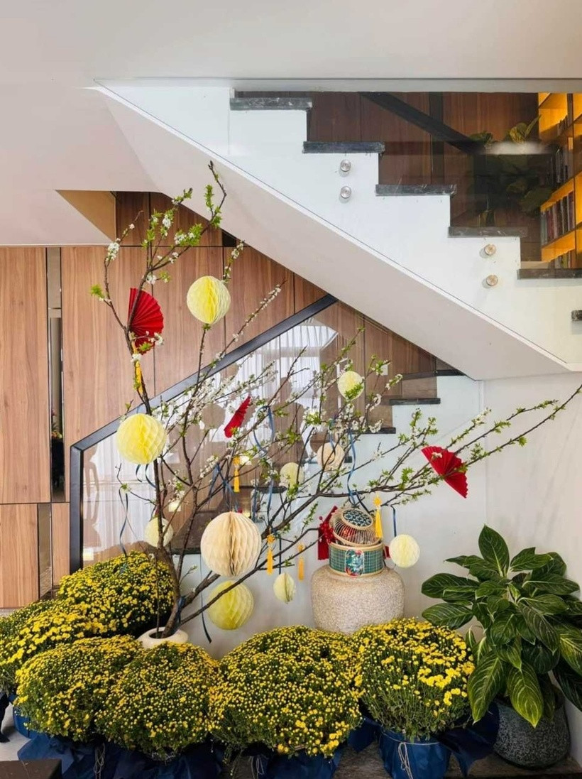 Vào dịp Tết, nàng Hậu tự tay trang trí tổ ấm của mình với hoa tươi.