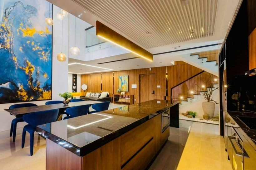 Tổng thể căn penthouse được Hoa hậu Ngọc Diễm cho lắp đèn vàng, tạo cảm giác ấm áp và dễ chịu. Chất liệu đá và gỗ là chủ yếu kết hợp cùng ánh đèn tạo cảm giác cho không gia rộng rãi.