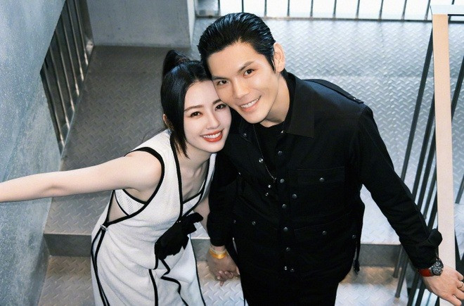 Con trai ông trùm Hong Kong liên tục mặc đồ nữ trang điểm đậm