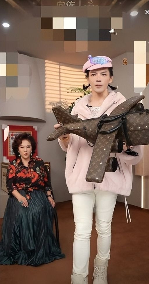 Con trai ông trùm Hong Kong liên tục mặc đồ nữ trang điểm đậm