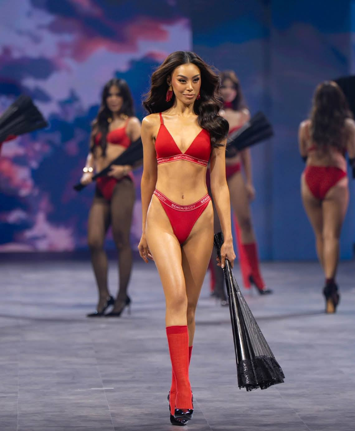 Dàn hoa hậu Philippines trình diễn trong show nội y ảnh 16