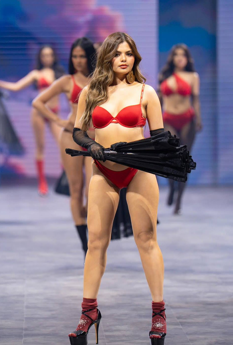 Dàn hoa hậu Philippines trình diễn trong show nội y ảnh 18