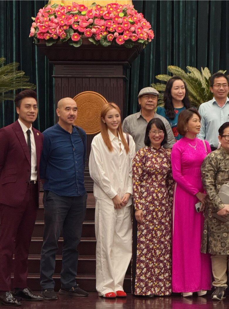 Kỳ Duyên đi từ thiện với chiếc áo từng bị chê khi gặp lãnh đạo TPHCM lần này thế nào
