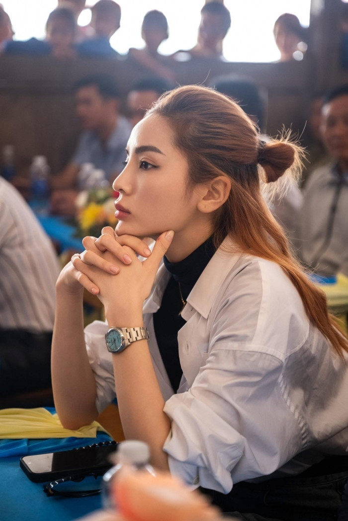 Kỳ Duyên đi từ thiện với trang phục từng bị chê khi gặp lãnh đạo TPHCM lần này thế nào